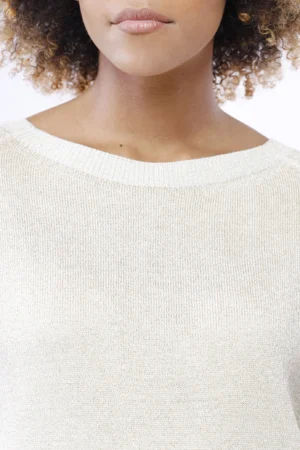 MAGLIA laminata con scollo a barca e orli a costine