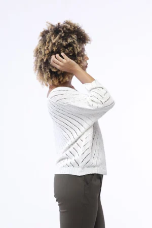 MAGLIA oversize laminata e traforata con ampio scollo a V