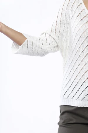 MAGLIA oversize laminata e traforata con ampio scollo a V