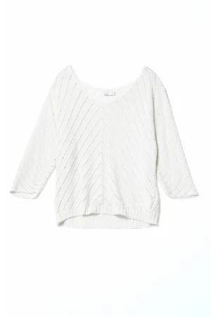 MAGLIA oversize laminata e traforata con ampio scollo a V