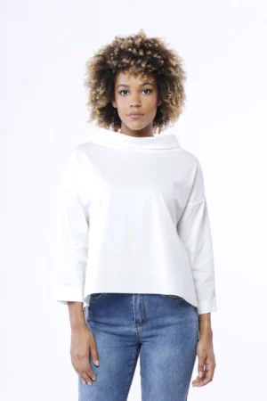 BLUSA con manica a tre quarti collo a barchetta risvoltato e fondo con taglio irregolare