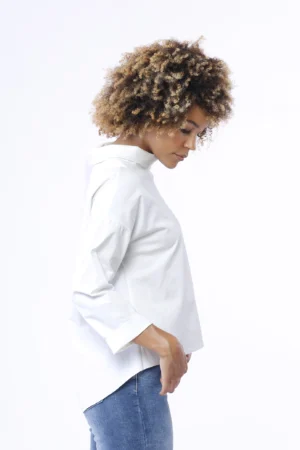 BLUSA con manica a tre quarti collo a barchetta risvoltato e fondo con taglio irregolare