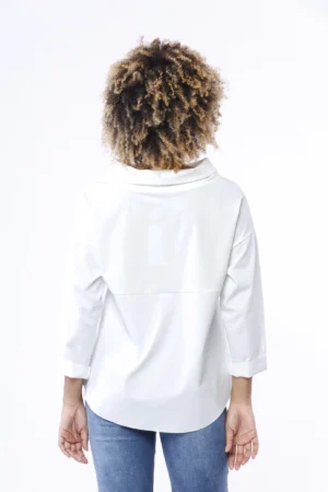 BLUSA con manica a tre quarti collo a barchetta risvoltato e fondo con taglio irregolare