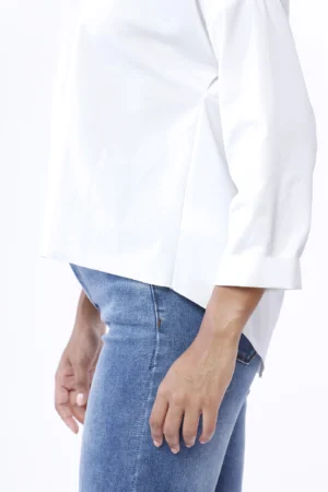 BLUSA con manica a tre quarti collo a barchetta risvoltato e fondo con taglio irregolare