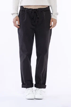 PANTALONE casual con risvolto sangallo alle caviglie e comodo laccetto di chiusura in vita