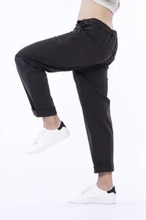 PANTALONE casual con risvolto sangallo alle caviglie e comodo laccetto di chiusura in vita