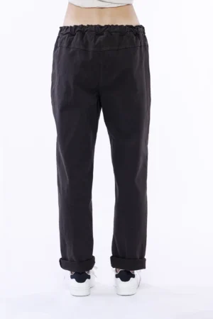 PANTALONE casual con risvolto sangallo alle caviglie e comodo laccetto di chiusura in vita