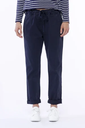 PANTALONE casual con risvolto alle caviglie e comodo laccetto di chiusura in vita