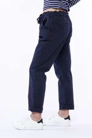 PANTALONE casual con risvolto alle caviglie e comodo laccetto di chiusura in vita