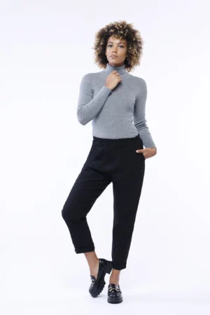 PANTALONE casual con risvolti alle caviglie e graziose pence sul davanti