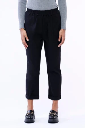 PANTALONE casual con risvolti alle caviglie e graziose pence sul davanti