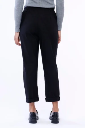 PANTALONE casual con risvolti alle caviglie e graziose pence sul davanti