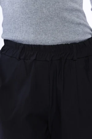 PANTALONE casual con risvolti alle caviglie e graziose pence sul davanti