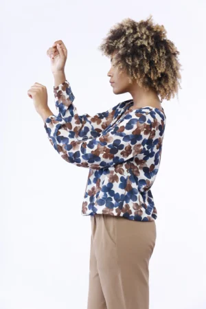 BLUSA fantasia a fiori con scollo a giro orli a sbuffo e graziose pence verticali sul davanti