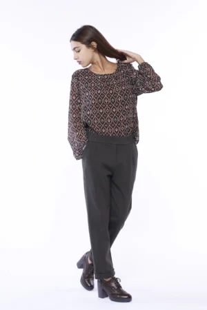 PANTALONE comodo con risvolti alle caviglie di tendenza ed elastico di chiusura in vita