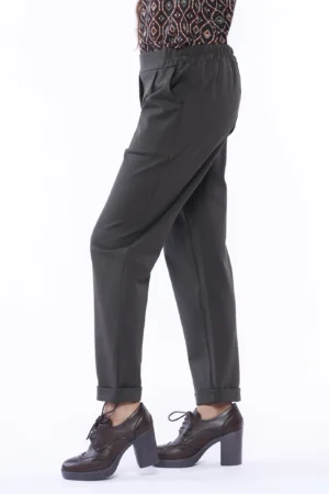 PANTALONE comodo con risvolti alle caviglie di tendenza ed elastico di chiusura in vita