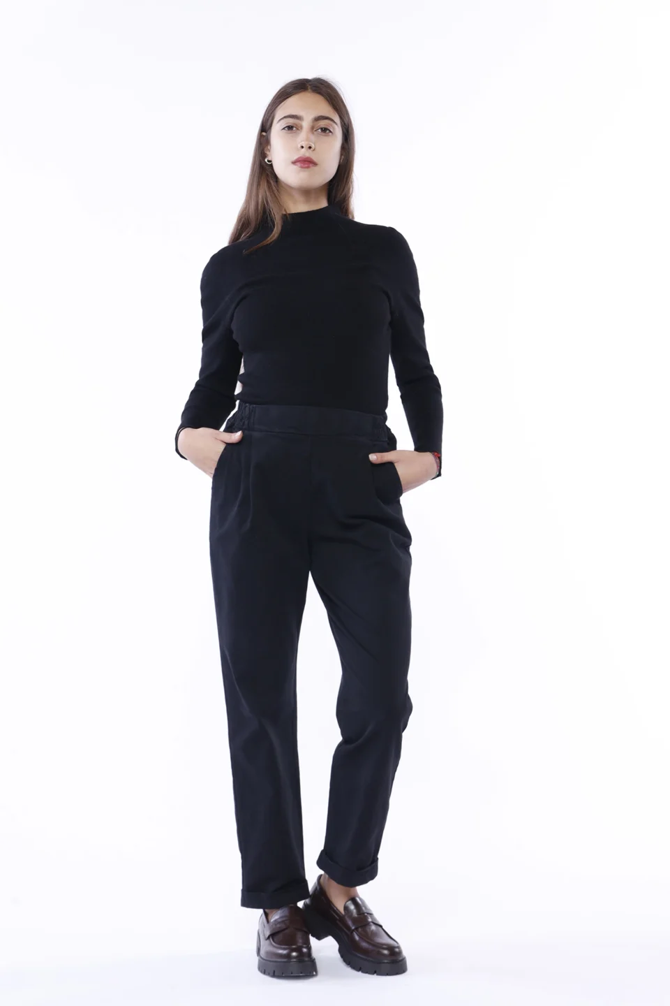 PANTALONE in morbido cotone con risvolti alle caviglie di tendenza e graziose pence verticali sul davanti ONEWORLD HYBRID