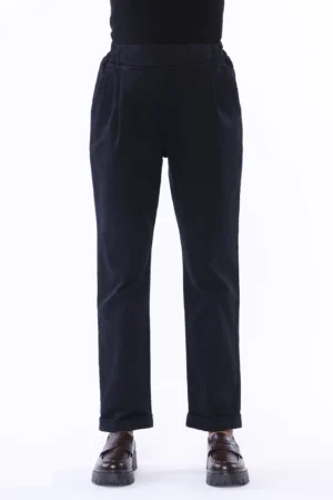 PANTALONE in morbido cotone con risvolti alle caviglie di tendenza e graziose pence verticali sul davanti