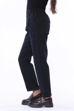 PANTALONE in morbido cotone con risvolti alle caviglie di tendenza e graziose pence verticali sul davanti