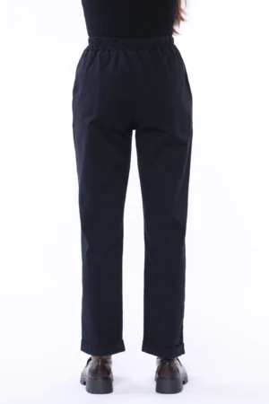 PANTALONE in morbido cotone con risvolti alle caviglie di tendenza e graziose pence verticali sul davanti