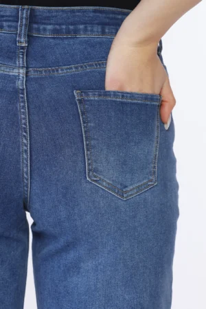 PANTALONE in denim a gamba larga con bottone di chiusura e passanti alla cintura