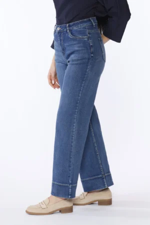 PANTALONE in denim wide leg con chiusura a bottone e passanti alla cintura