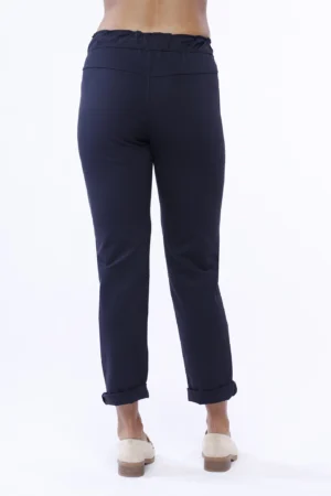 PANTALONE casual con tasche risvolti alle caviglie e laccetto di chiusura in vita