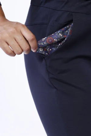 PANTALONE casual con tasche risvolti alle caviglie e laccetto di chiusura in vita