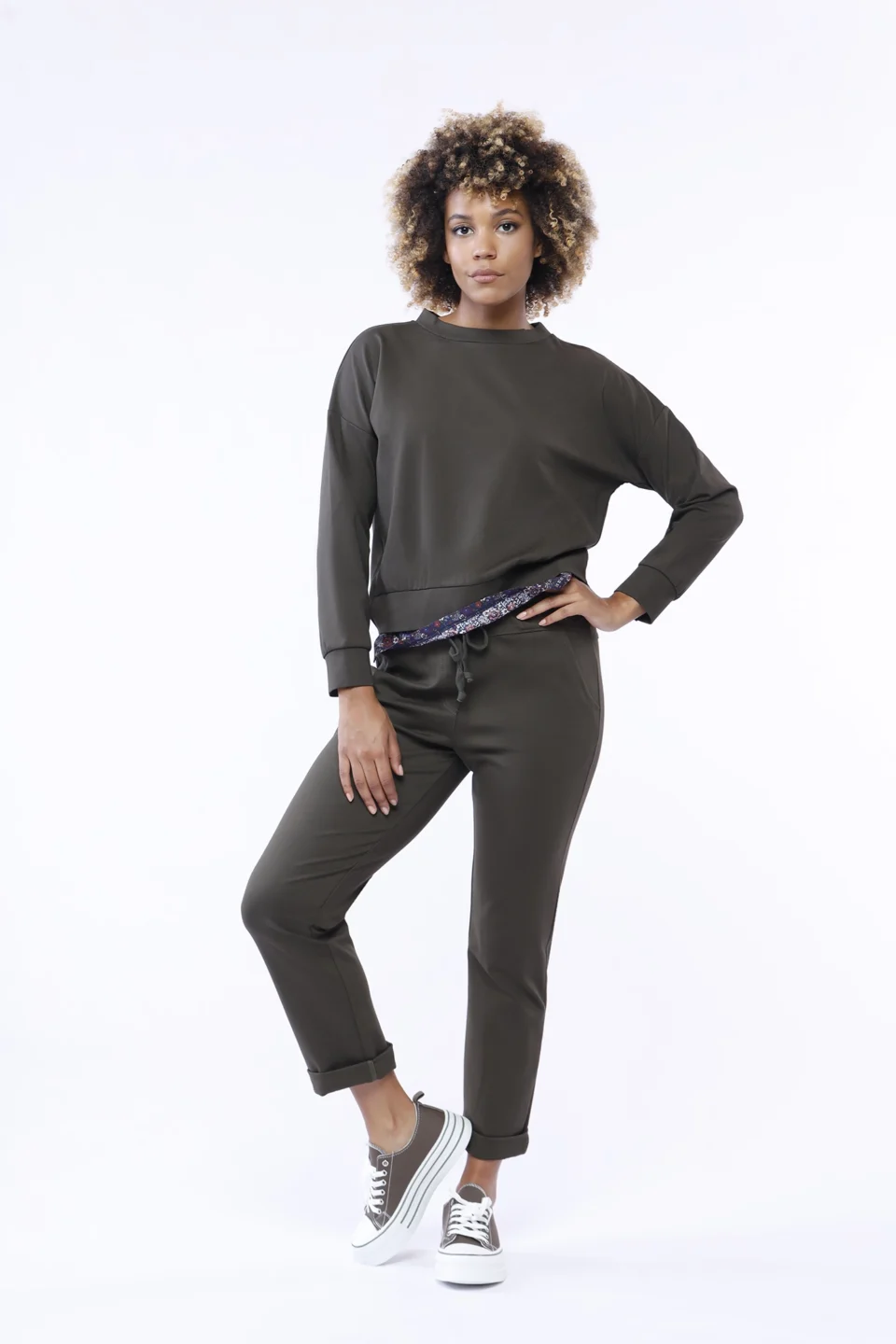 PANTALONE casual con tasche risvolti alle caviglie e laccetto di chiusura in vita ONEWORLD HYBRID