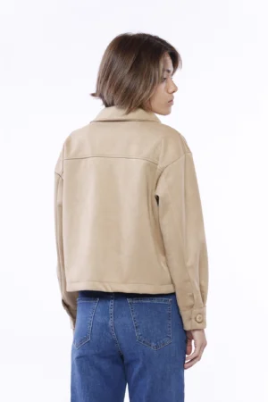 GIACCA casual corta con colletto alla francese chiusura a bottoni e tasconi di tendenza sul petto