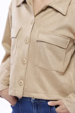 GIACCA casual corta con colletto alla francese chiusura a bottoni e tasconi di tendenza sul petto