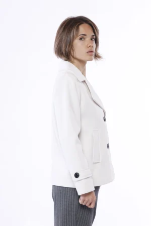 CAPPOTTO Doppiopetto corto con collo reverse bottoni neri e graziose cinghie sulle maniche