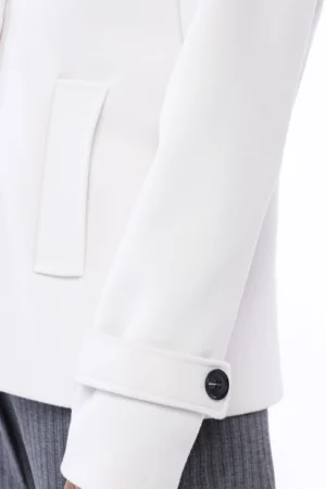 CAPPOTTO Doppiopetto corto con collo reverse bottoni neri e graziose cinghie sulle maniche