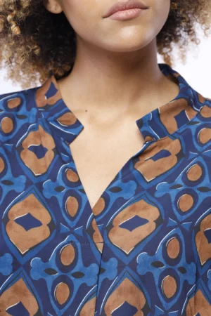 BLUSA Stampa con collo alla coreana e scollo a V