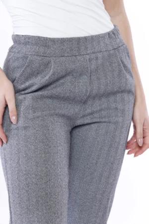 PANTALONE comodo rigato con risvolti alle caviglie