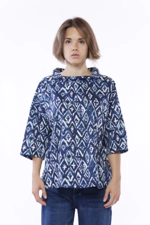 BLUSA ampia con stampa a fantasia di rombi e scollo a barca risvoltato