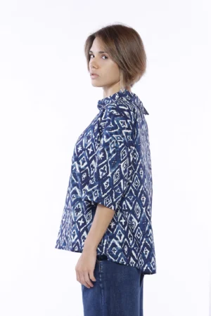 BLUSA ampia con stampa a fantasia di rombi e scollo a barca risvoltato