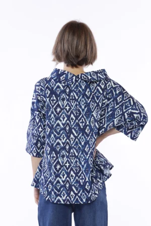 BLUSA ampia con stampa a fantasia di rombi e scollo a barca risvoltato