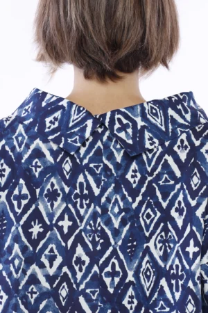 BLUSA ampia con stampa a fantasia di rombi e scollo a barca risvoltato