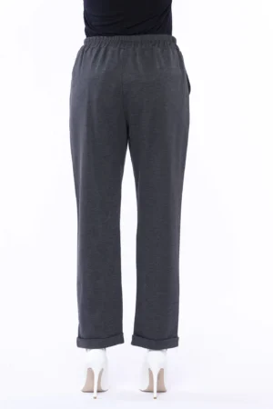 PANTALONE comodo con graziose pence sul davanti e risvolti alle caviglie