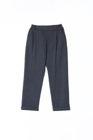 PANTALONE comodo con graziose pence sul davanti e risvolti alle caviglie