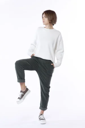 PANTALONE in velluto di cotone con risvolti alle caviglie di tendenza ed elastico di chiusura in vita