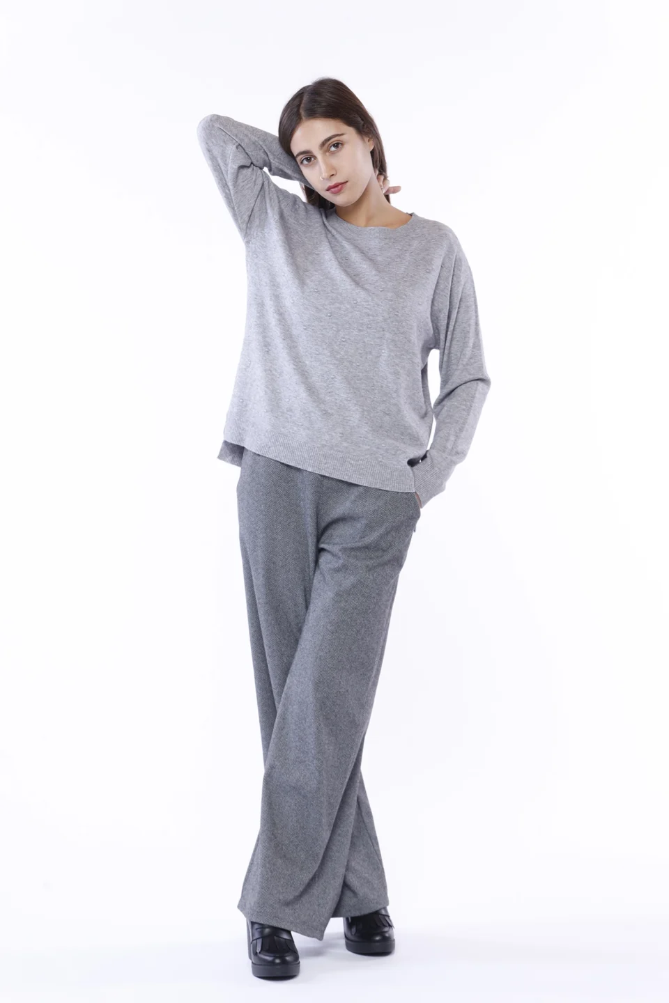 PANTALONE comodo con graziose pence sul davanti con elastico arricciato in vita e passanti alla cintura ONEWORLD HYBRID