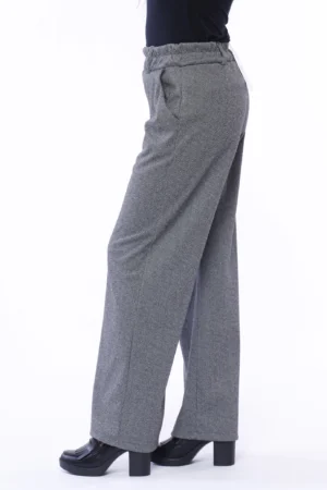 PANTALONE comodo con graziose pence sul davanti con elastico arricciato in vita e passanti alla cintura