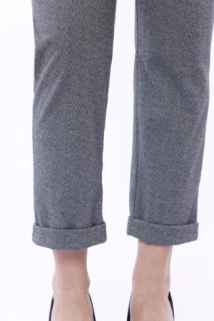 PANTALONE dal taglio classico comodo con chiusura a elastico e risvolti alle caviglie