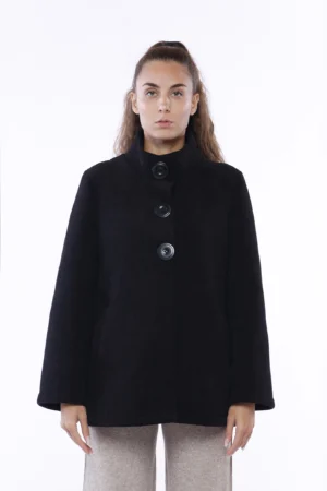 CAPPOTTO a mantella con tre bottoni di chiusura e comode tasche laterali