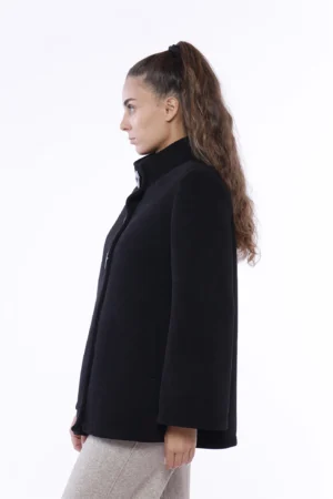 CAPPOTTO a mantella con tre bottoni di chiusura e comode tasche laterali