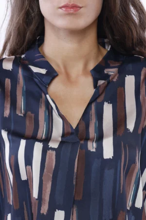 BLUSA a stampa Ikat con orli a sbuffo e graziose pence sul davanti