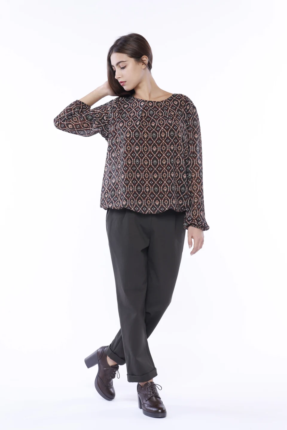 BLUSA a stampa blu con scollo a giro