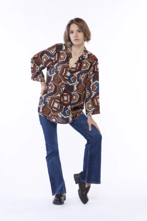 BLUSA a stampa fantasia con colletto alla coreana aperto a V sul davanti e maniche a kimono ONEWORLD HYBRID